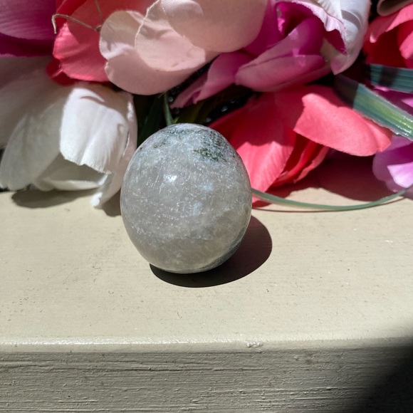 Small Moss Agate & Quartz Skull - Picture 4 of 13